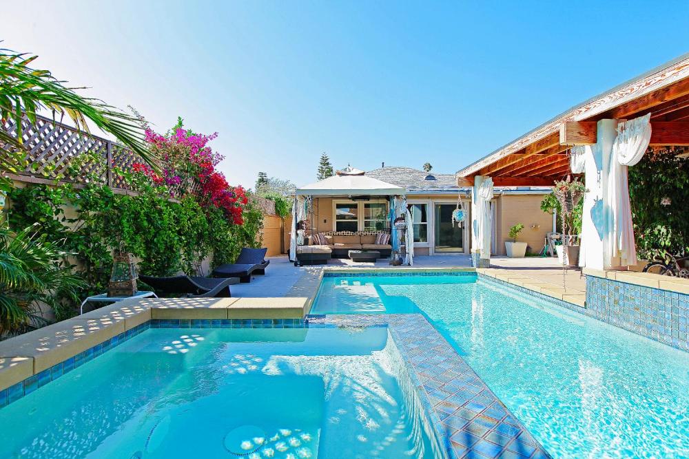 Oasis with pool and music studio by BENVENU